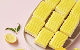 Gluteeniton sitruunalevykakku rajattu inriver