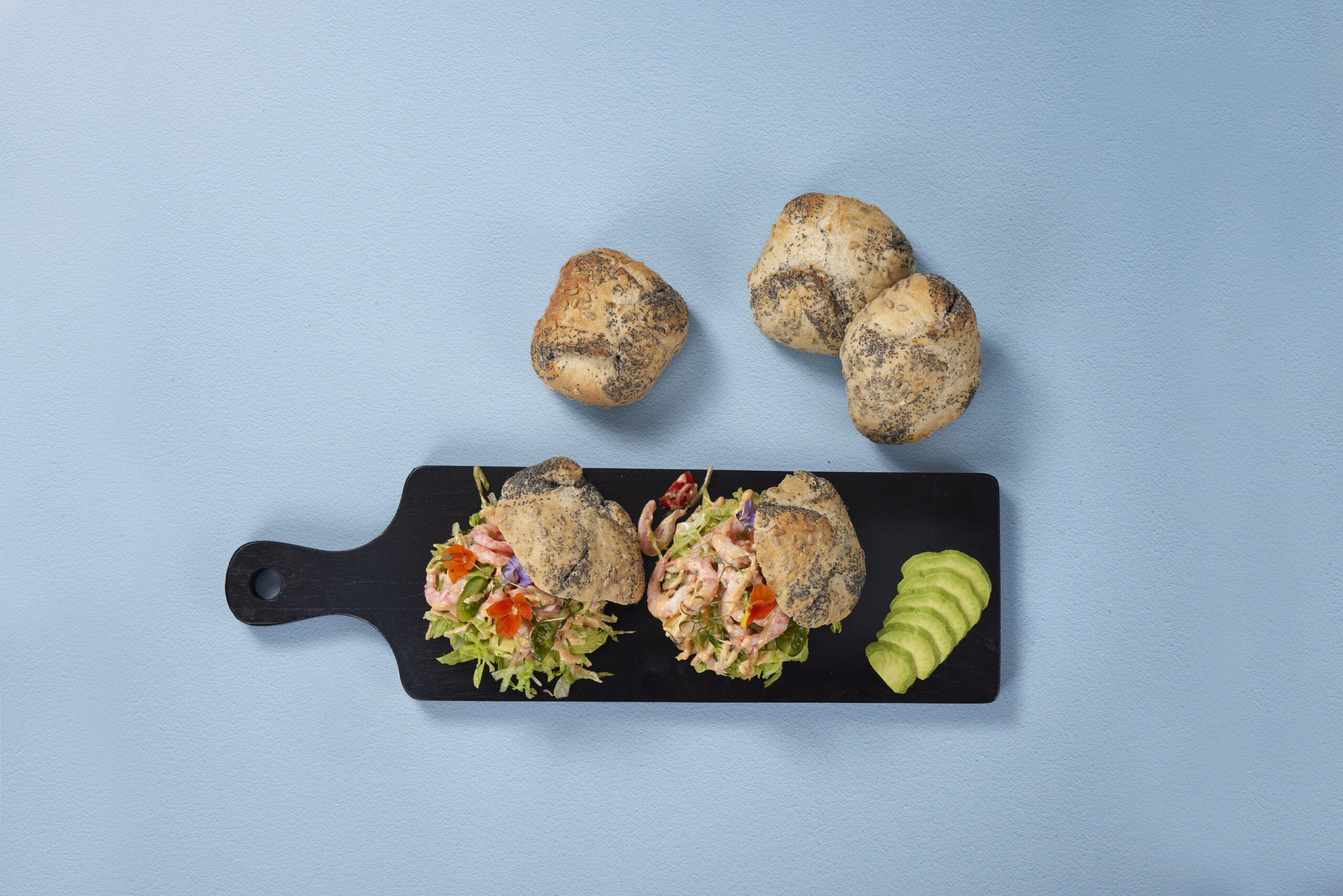 6724421 Rundstykke valmuefrø solsikkekjerner rekecocktail avokado br hig