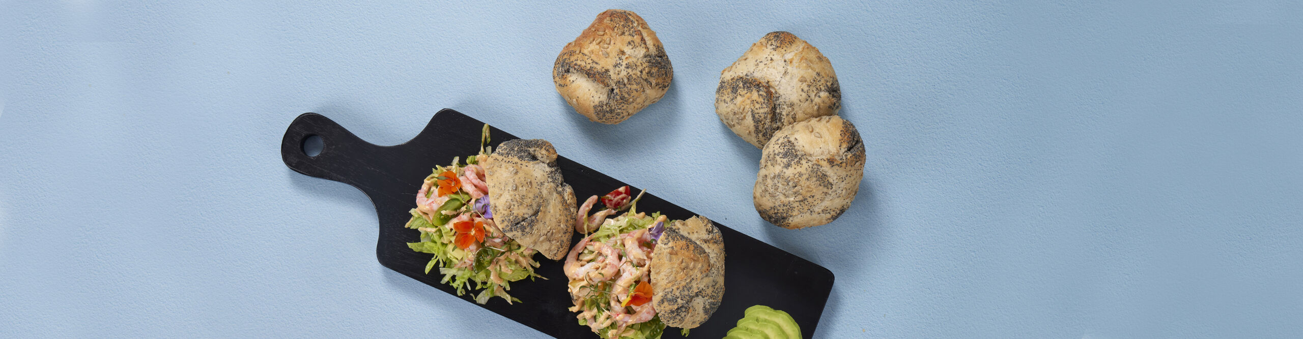 Rundstykke valmuefrø solsikkekjerner rekecocktail avokado