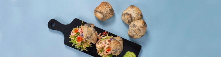 Rundstykke valmuefrø solsikkekjerner rekecocktail avokado