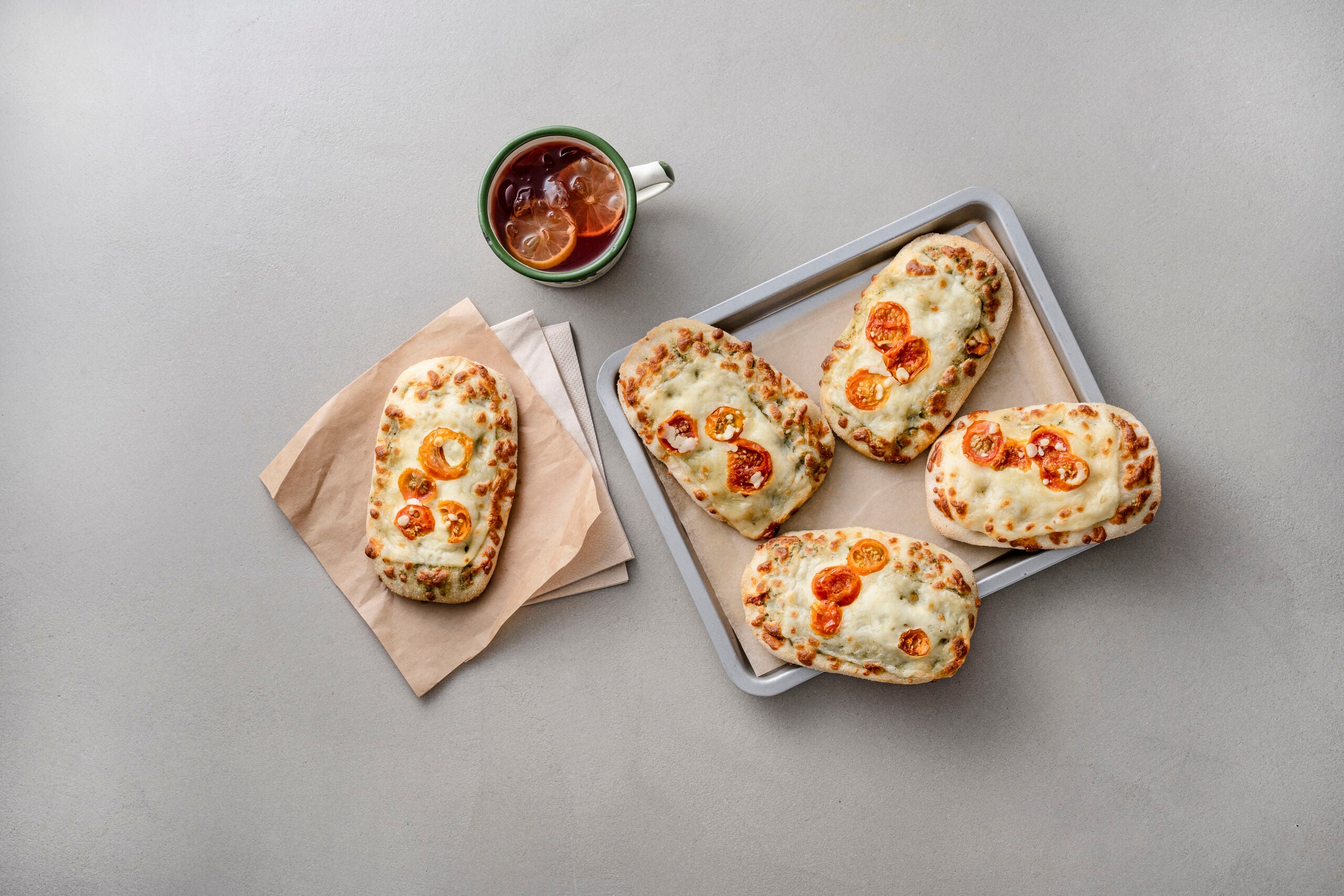 230778 Focaccia Snack Caprese_HIGH