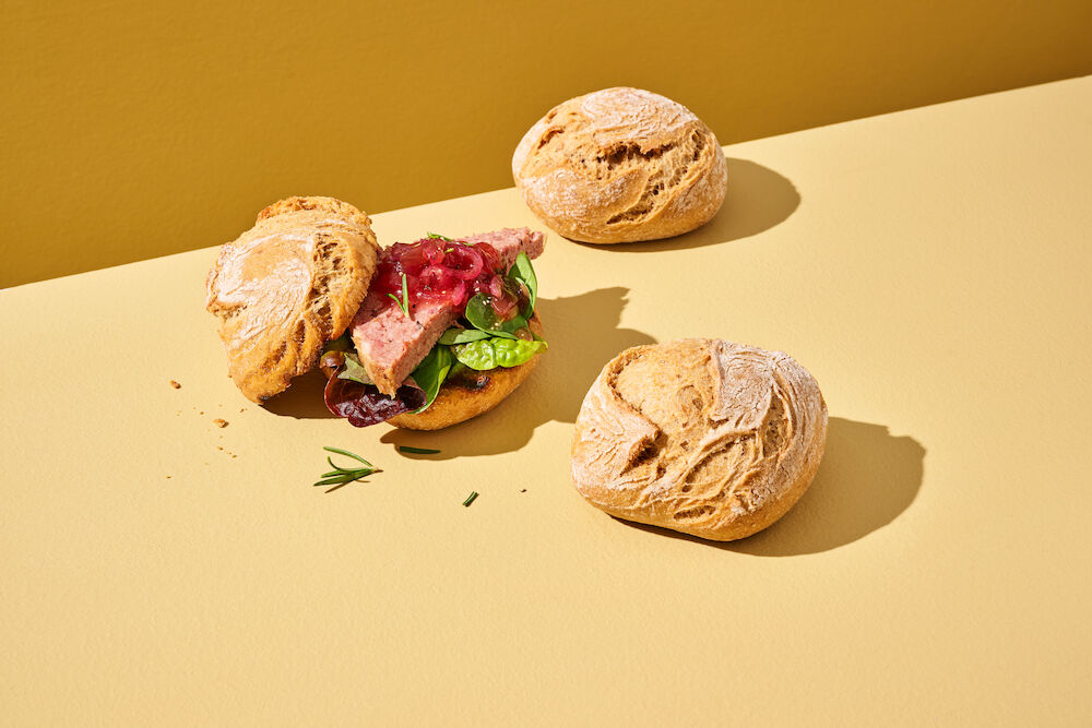 220092_MIDI-ROZENBROODJE-VOLKOREN_RECEPT-ROZEMARIJN-PATE-BROODJE_LIGGEND_v1