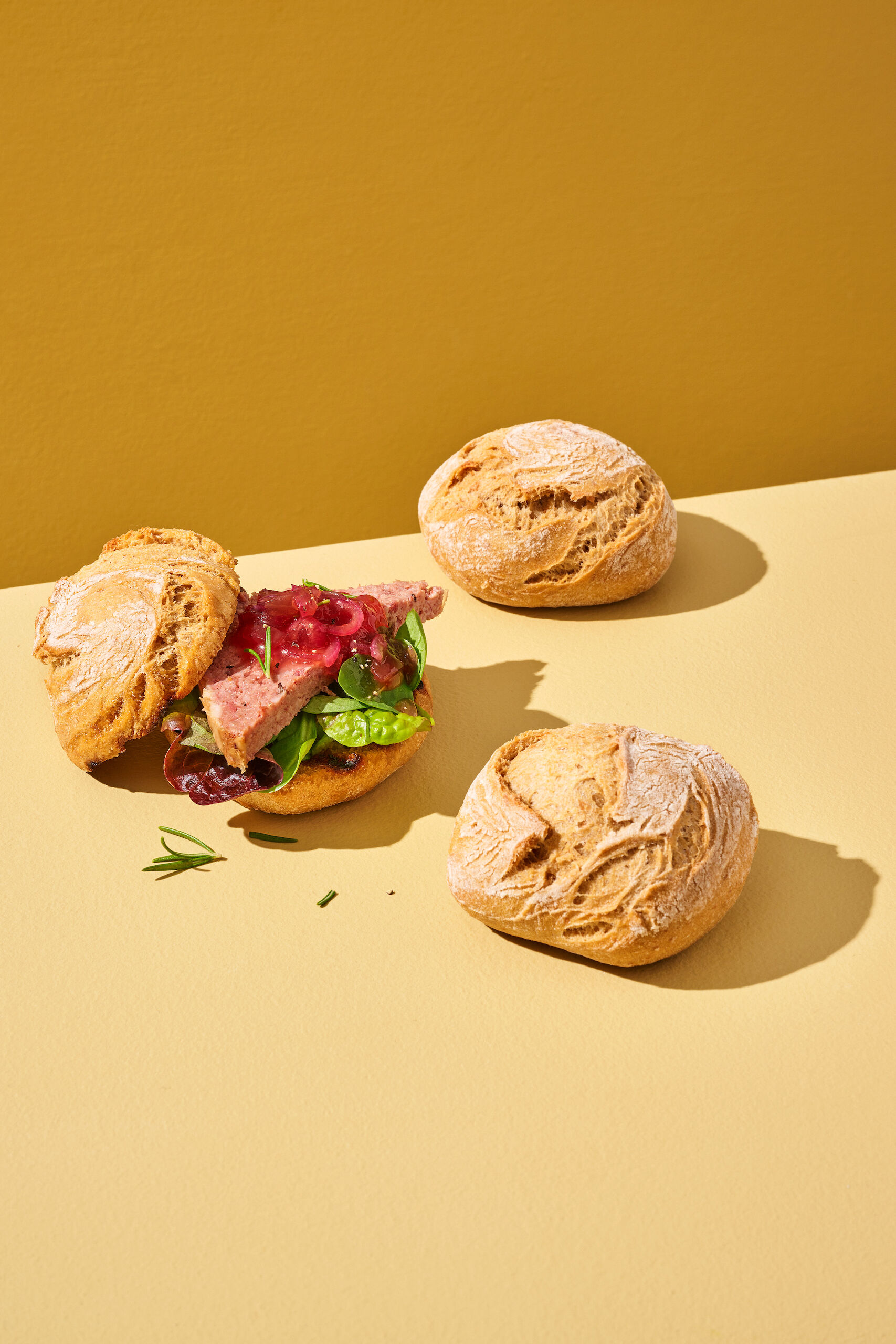 220092_MIDI-ROZENBROODJE-VOLKOREN_RECEPT-ROZEMARIJN-PATE-BROODJE_STAAND_v1