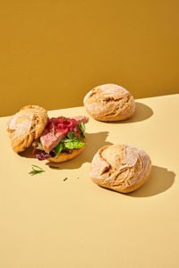 220092_MIDI-ROZENBROODJE-VOLKOREN_RECEPT-ROZEMARIJN-PATE-BROODJE_STAAND_v1