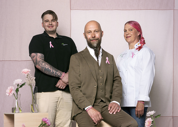 Roosa nauhan suunnittelija ja Lantmännen Unibaken työntekijöitä